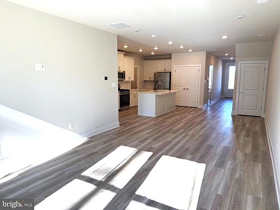 4th image of 185 Merrick Way