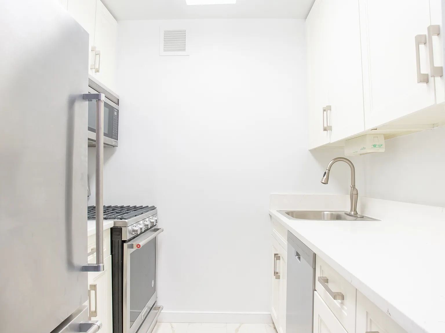 330 East 38th Street — Photo 4