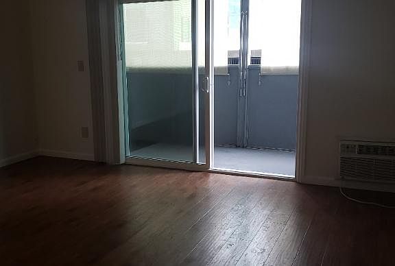 3rd image of 11030 Moorpark St #13