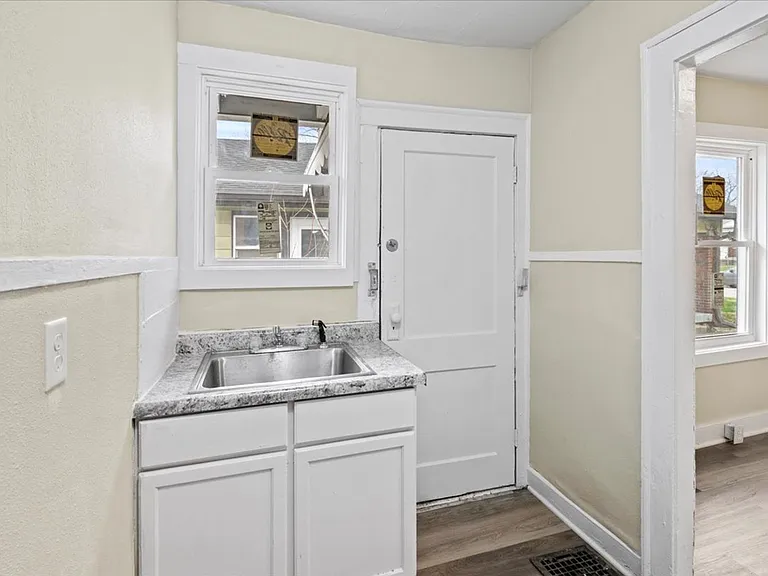 429-431 S Oakland Ave — Photo 8