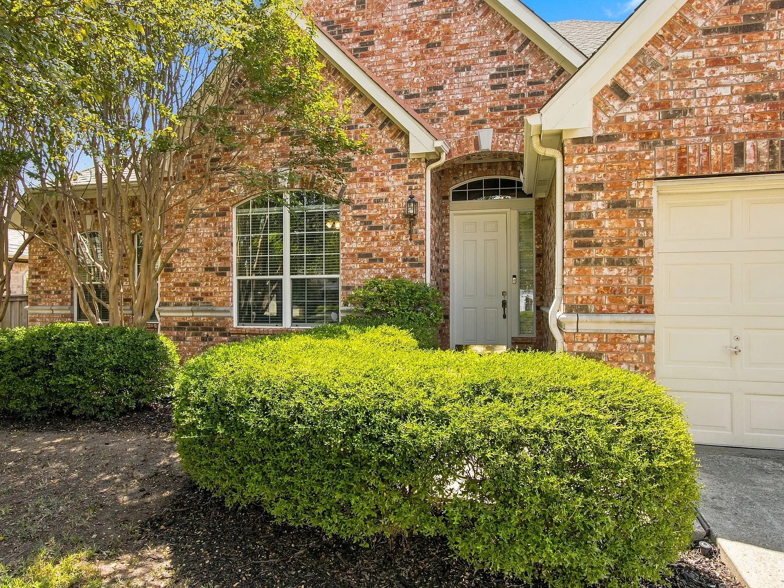 4 bed, 2.5 bath, 2757 sqft, $3,100 — Photo 2