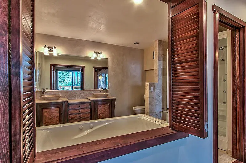 7 bed, 4.5 bath, 4300 sqft, $9,995 — Photo 3