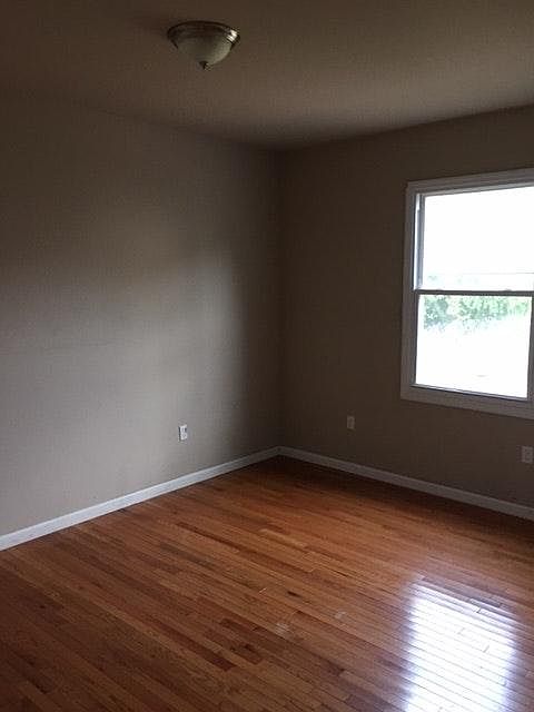 2nd image of 33 Stout St