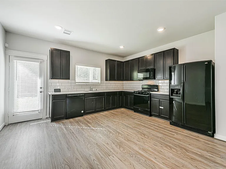 16911 Lagos Ln — Photo 34
