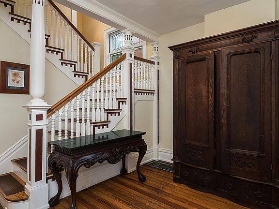 5th image of 609 Elsmere Park