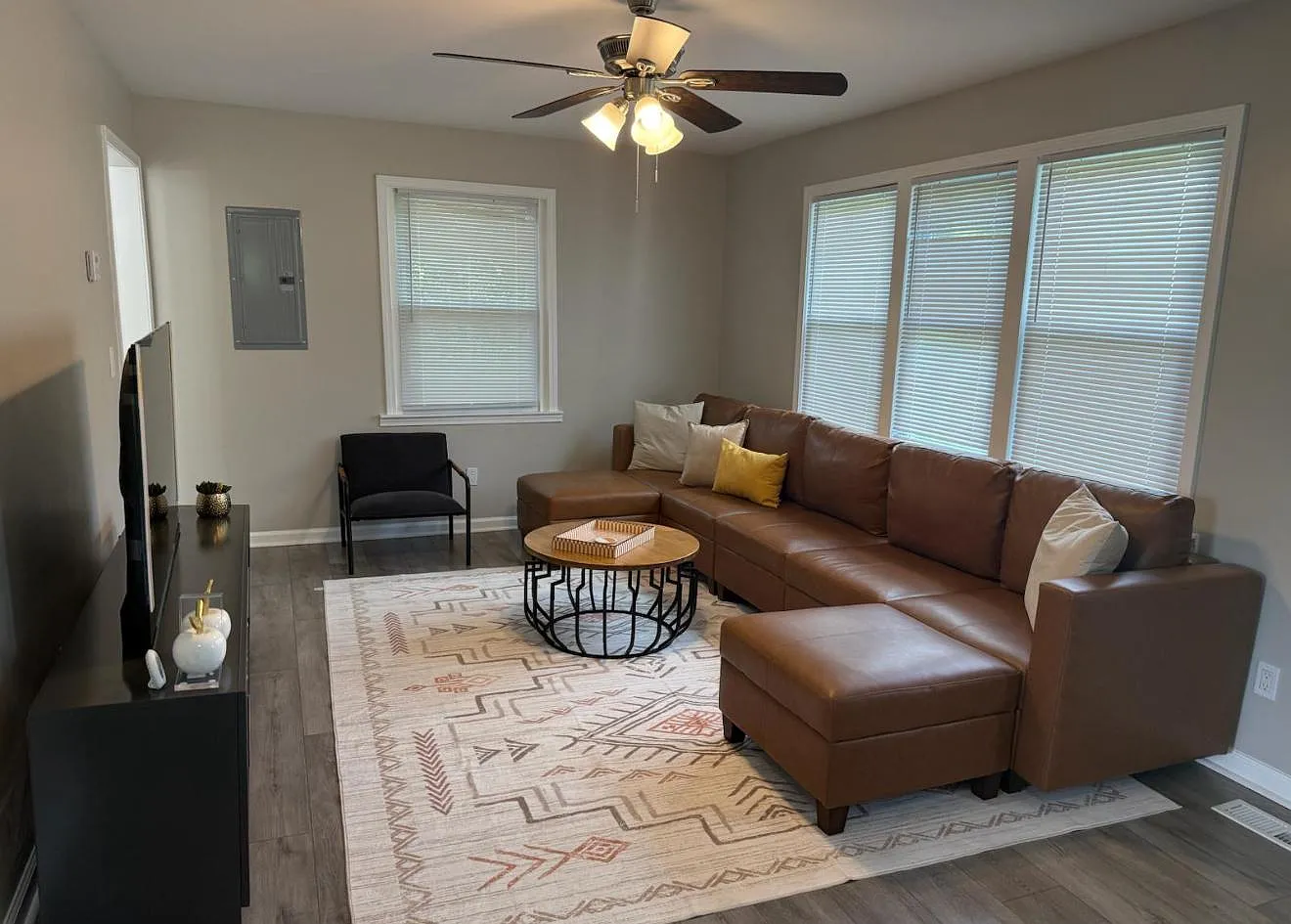 4 bed, 3.0 bath, 2200 sqft, $858 — Photo 2