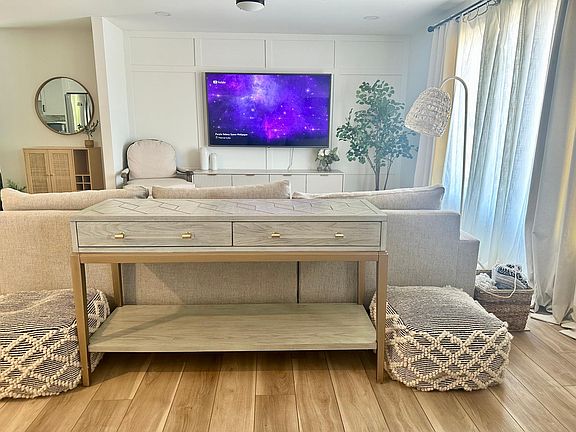 Entry to living area, open concept floorplan