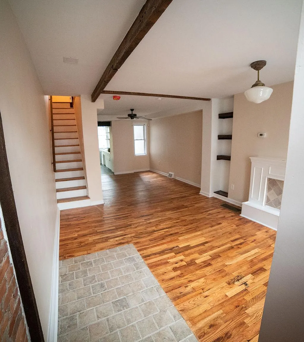 3 bed, 1.5 bath, 1325 sqft, $2,000 — Photo 2