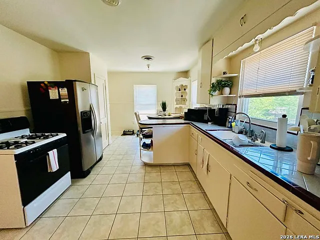 507 Exeter Rd — Photo 4