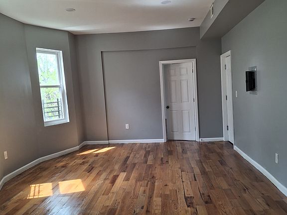3rd image of 904 S 18th St Floor 2