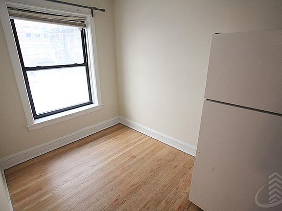 4th image of 516 W Cornelia Ave #218TWOONEE