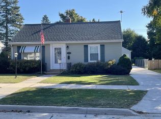 1325 N 9th St, Manitowoc, WI 54220