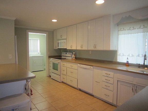 4th image of 1102 Dartmouth St