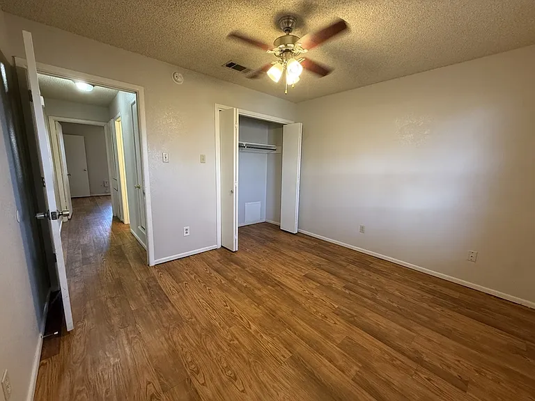 2105 S Loop 289 — Photo 7