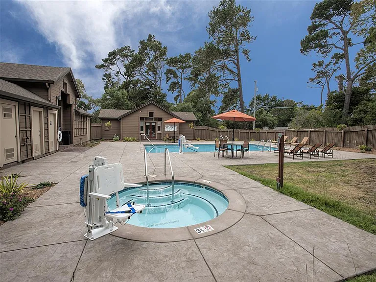 Seventeen Mile Drive Village Apartment Homes — Photo 18