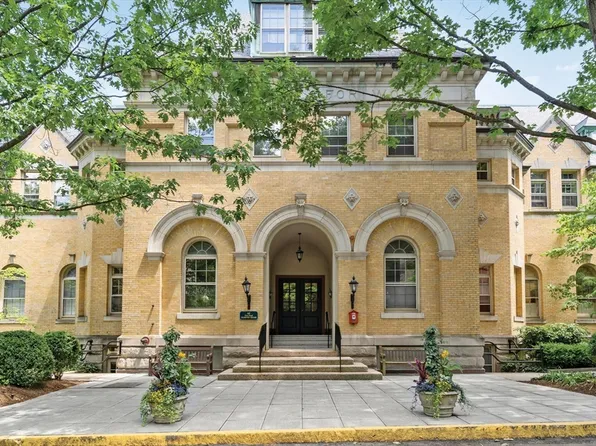 60 Glen Rd APT 103, Brookline, MA 02445