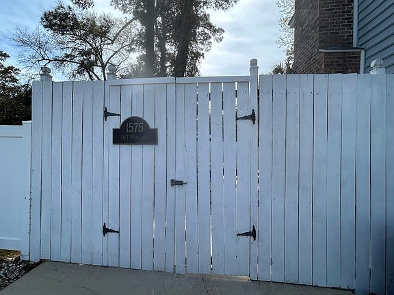 5th image of 1575 Victoria Ln.