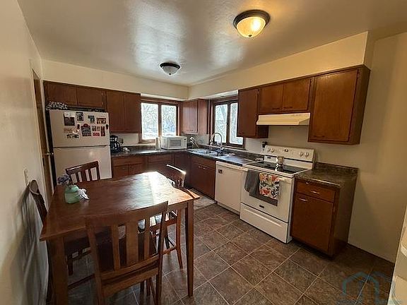 5th image of 121 W Clark St