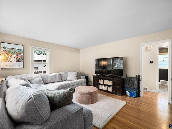 4th image of 112 E 41st St