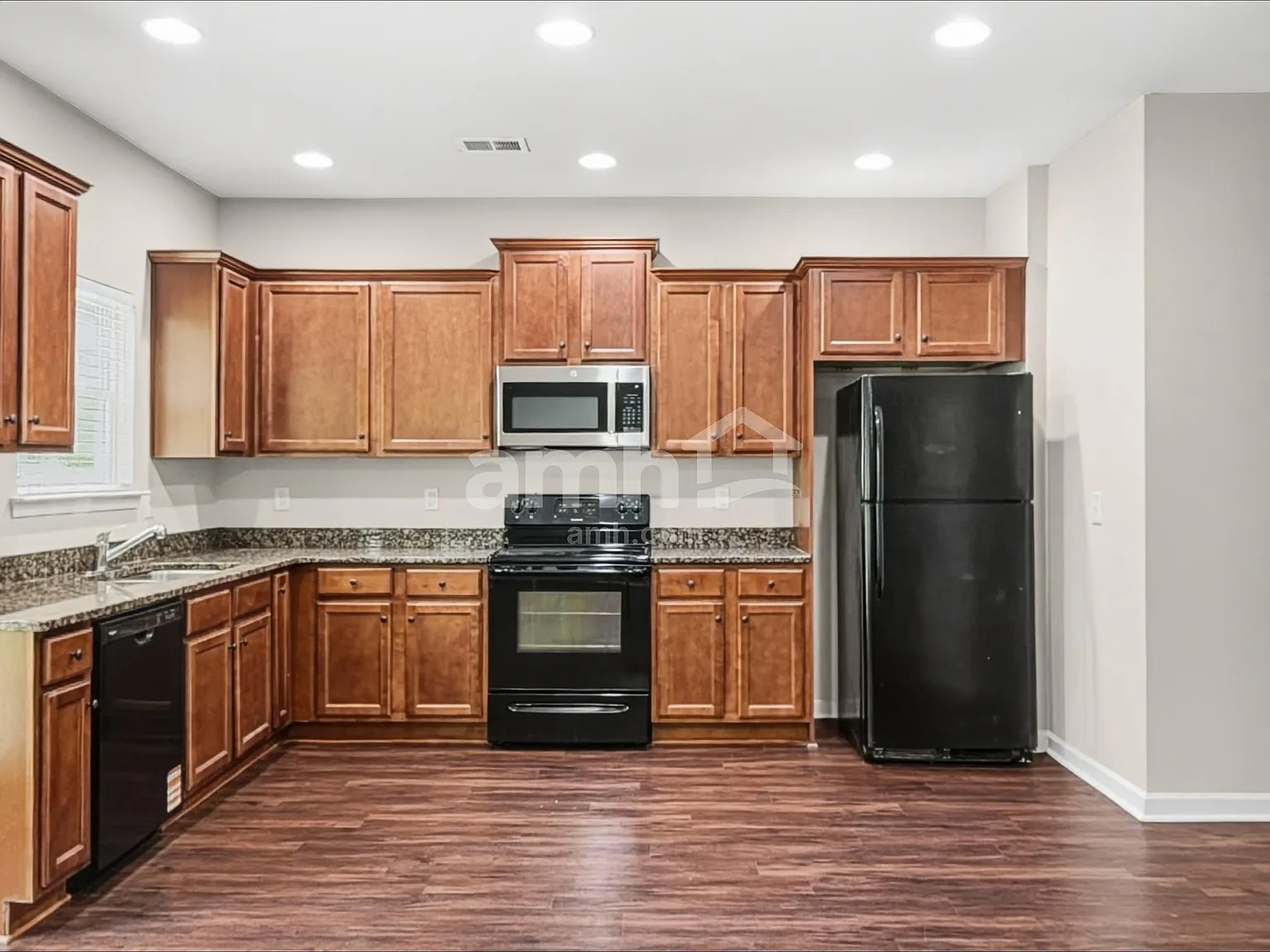 4 bed, 2.5 bath, 2102 sqft, $2,290 — Photo 3