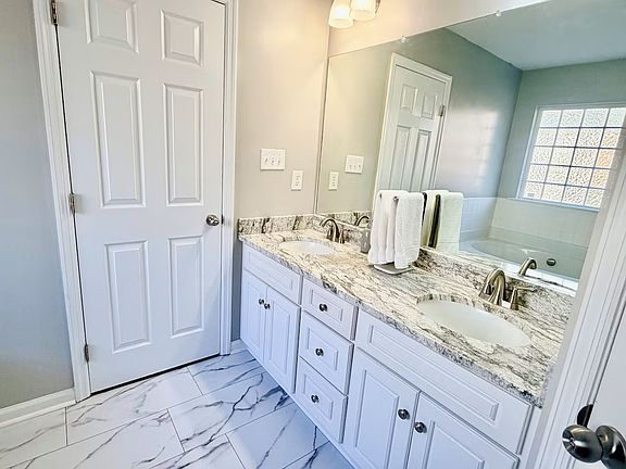 5th image of 2073 Lake Forest Dr