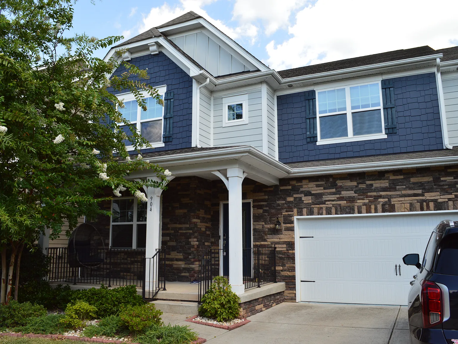 6 bed, 5.5 bath, 4751 sqft, $3,500 — Photo 2
