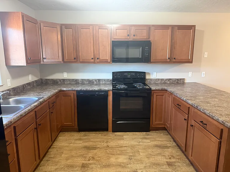 219 W Hahn Ave — Photo 3