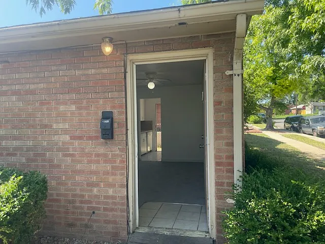 1428 Clinton St — Photo 3