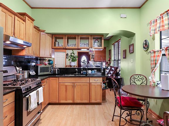 2nd image of 524 W 7th St