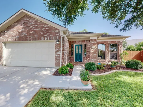 2403 Whispering Creek Dr, Arlington, TX 76018