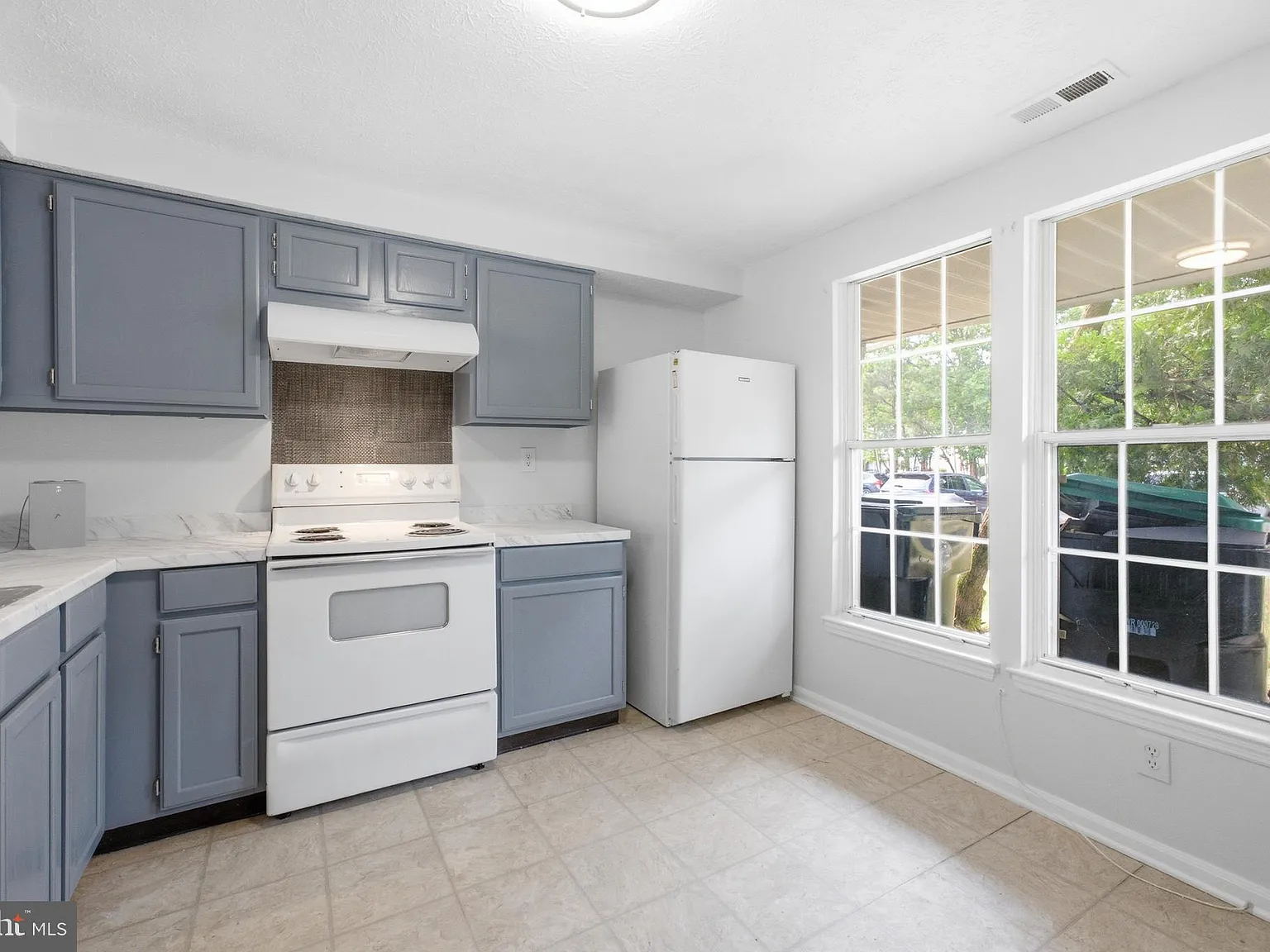 3 bed, 1.5 bath, 1120 sqft, $2,500 — Photo 3