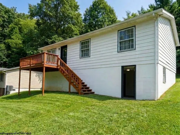 194 Anglin Run Dr, Philippi, WV 26416