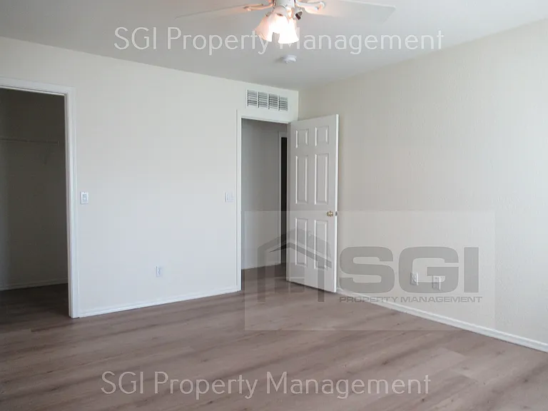3123 W Pleasant Ln — Photo 16