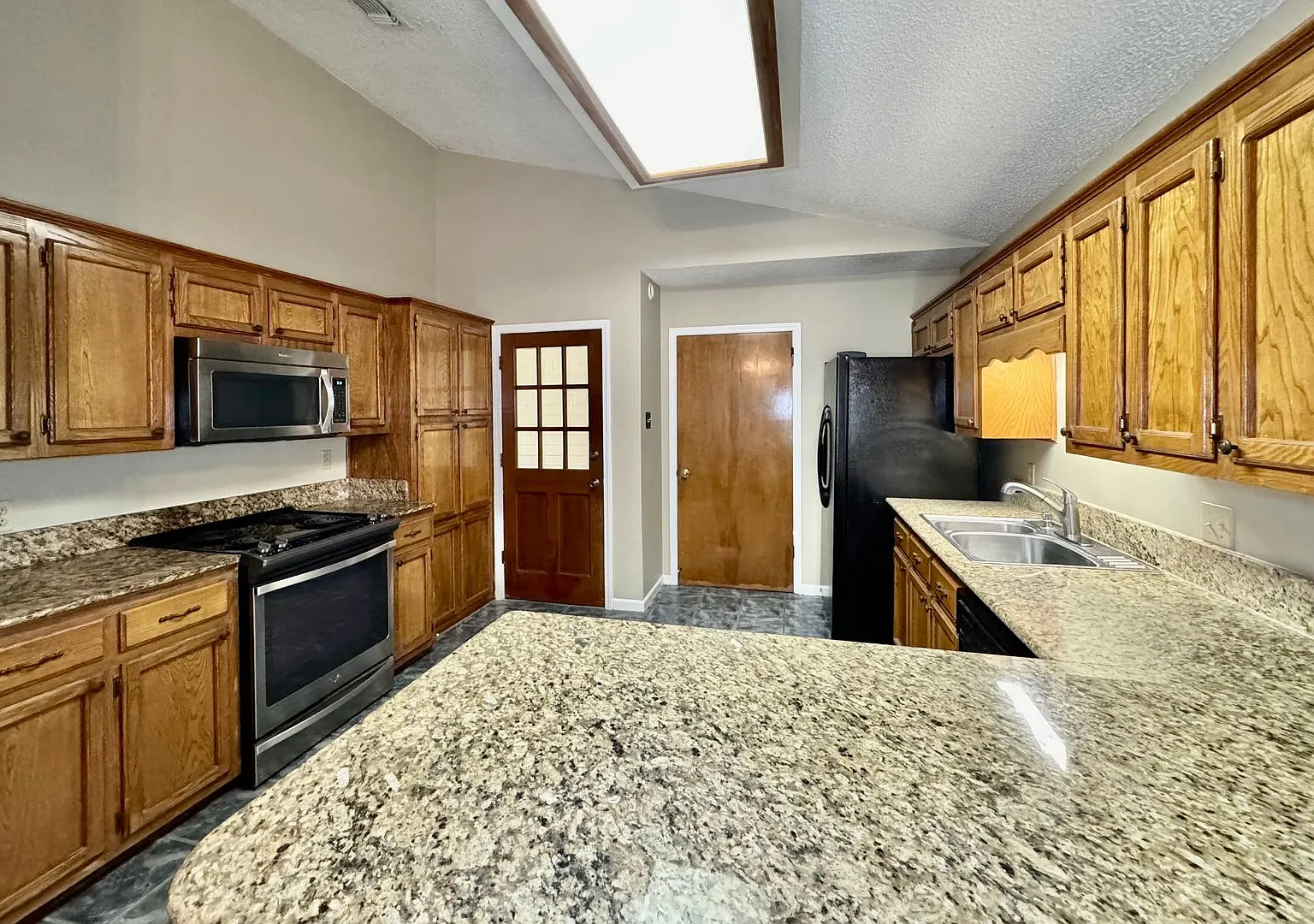 Prime Baton Rouge Location! 3BR Garden Home Across from Perkins Rowe — Photo 4