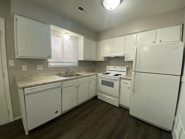 1549 E Pleasant View Dr — Photo 4