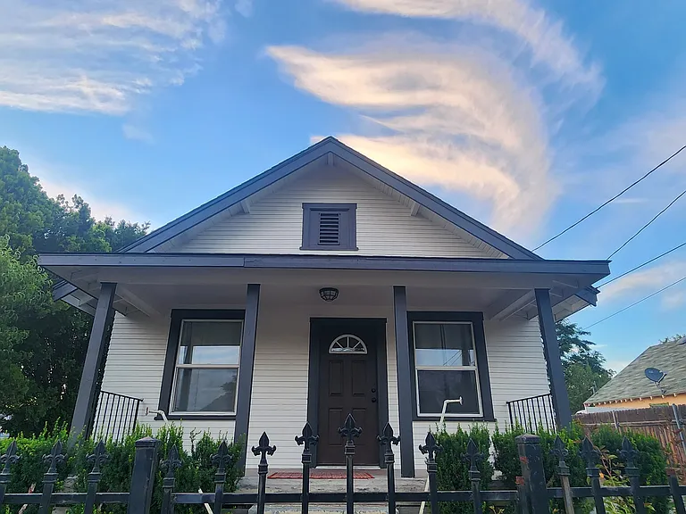424 W Chestnut St — Photo 1