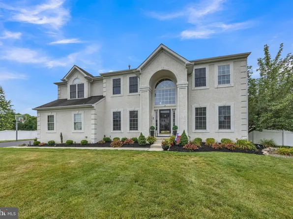 12 Skyline Cir, Sewell, NJ 08080