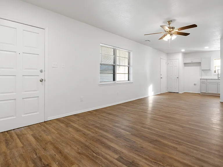 607 W Wisconsin Ave — Photo 4
