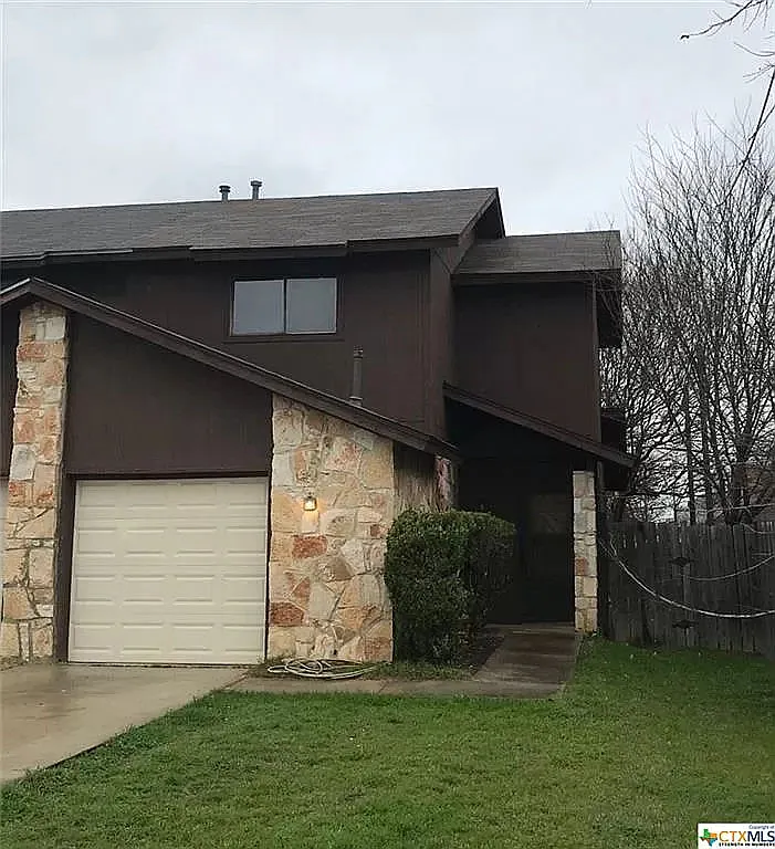 2 bed, 1.5 bath, 992 sqft, $1,200 — Photo 1