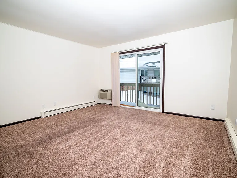 Canterbury Court Apartments — Photo 14