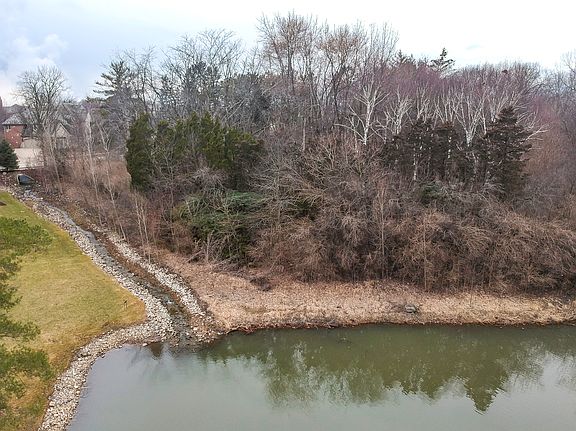 4th image of W Old Oak Ln