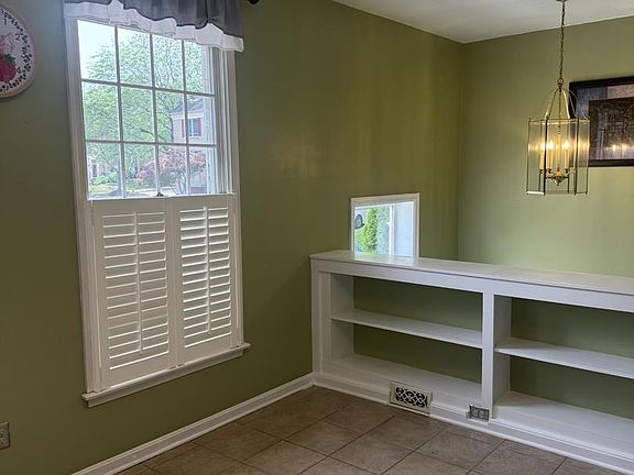 5th image of 32 Alderman Ct