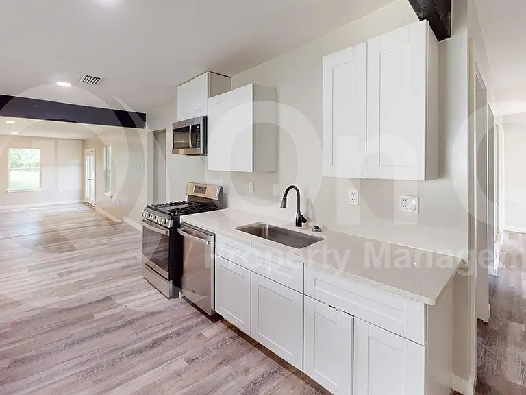 4320 Live Oak Dr — Photo 6