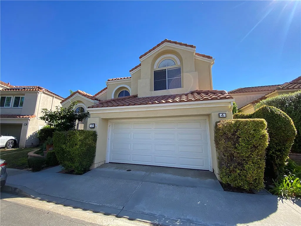 3 bed, 2.5 bath, 2325 sqft, $4,800 — Photo 2