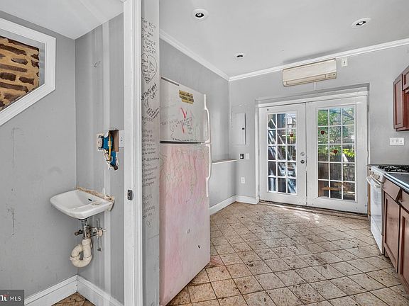 5th image of 865 Reinhart St