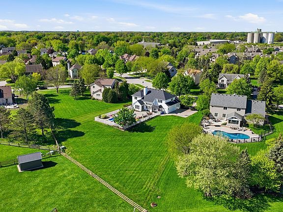 5th image of 319 Valley Ln