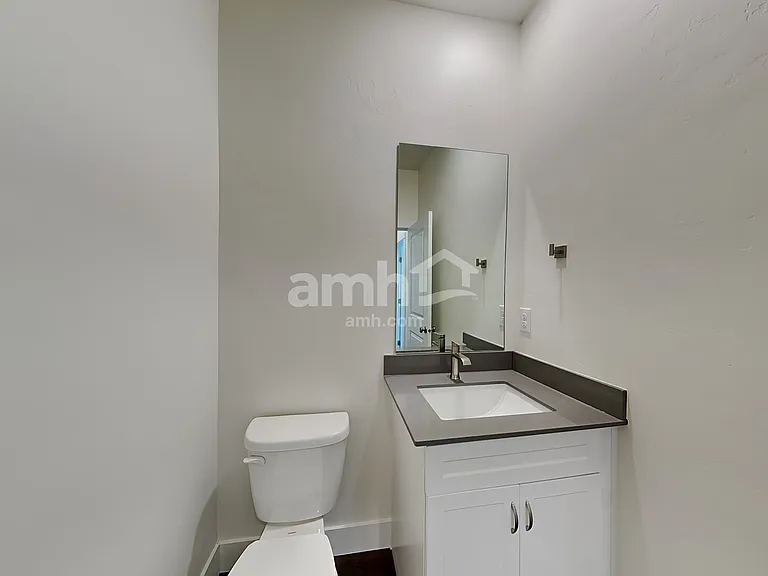 1422 N Barkvine Ave — Photo 9