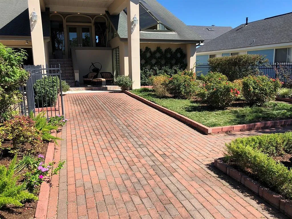 1443 Bayshore Dr — Photo 2