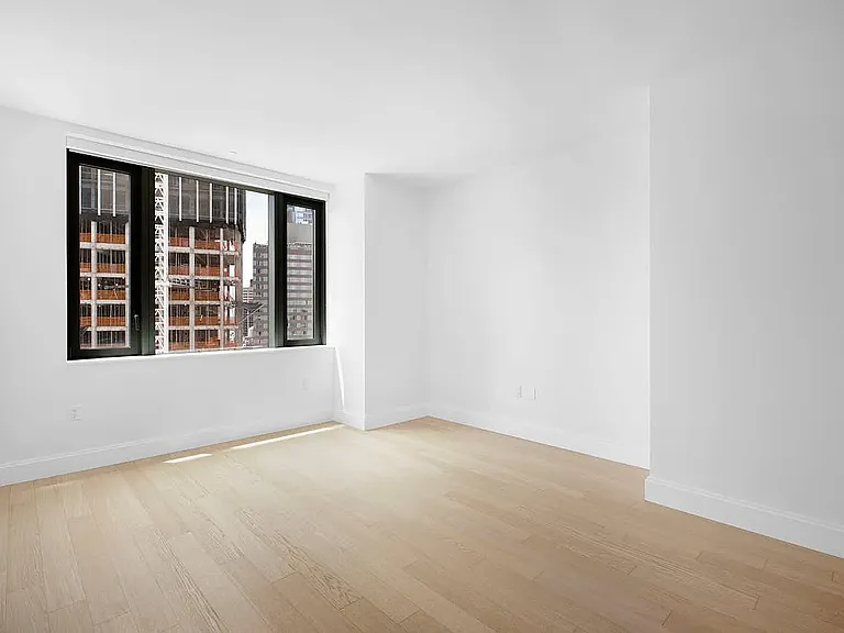 10 City Point #27R — Photo 2