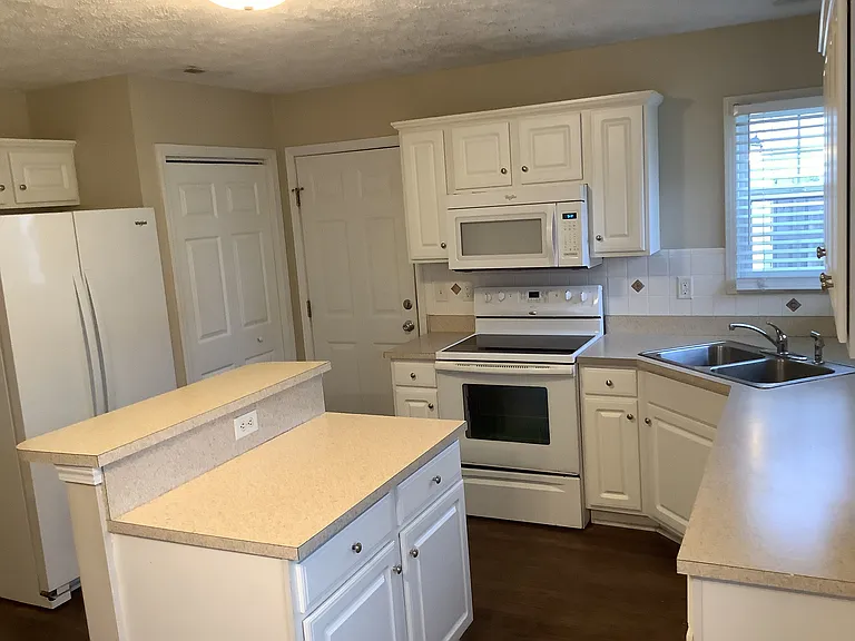 4617 Split Rail Dr — Photo 3